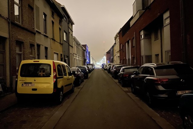 DeGentenaar's tweet image. “Alles voelt anders in het donker. Mensen kijken elkaar niet meer aan”: onze man trok de donkere straten van Ledeberg op dlvr.it/SjknRD