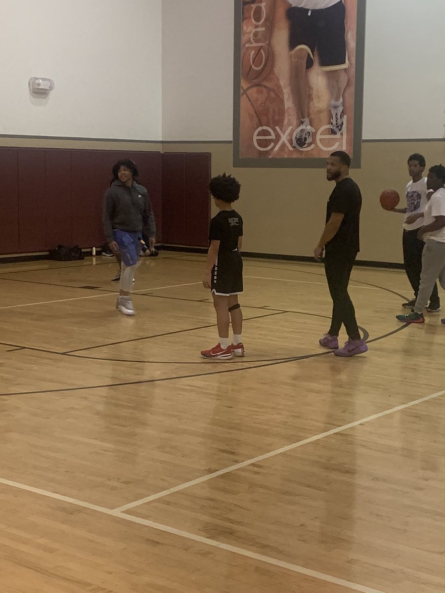 JNickTheRAPTOR's tweet photo. After my Workout! Turns towards the Gym, &amp; Boom Lil @CHILLCONROY Showin Jr The Rope of Pure Toughness comes from playing against Old Heads! Lol #Lafit #Grind #FatherSonBall #HT‼️💜🏀 https://t.co/mYlGOtrfhb