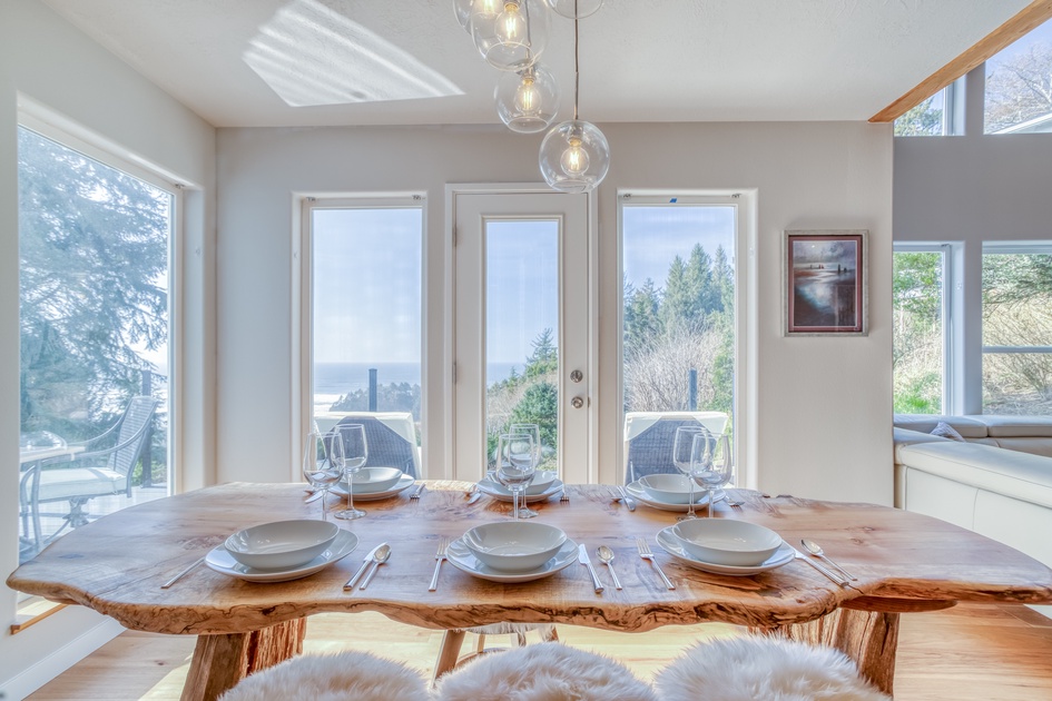 meredithlodging's tweet photo. Spend this Memorial Day at Whalesong Overlook.

This four-bedroom, two-and-a-half-bath cliffside home offers stunning ocean views of Neskowin coastline and Proposal Rock. 

Find your Memorial Day vacation at Whalesong Overlook at https://t.co/UxG9bcJirM https://t.co/RJXfrM7wTj
