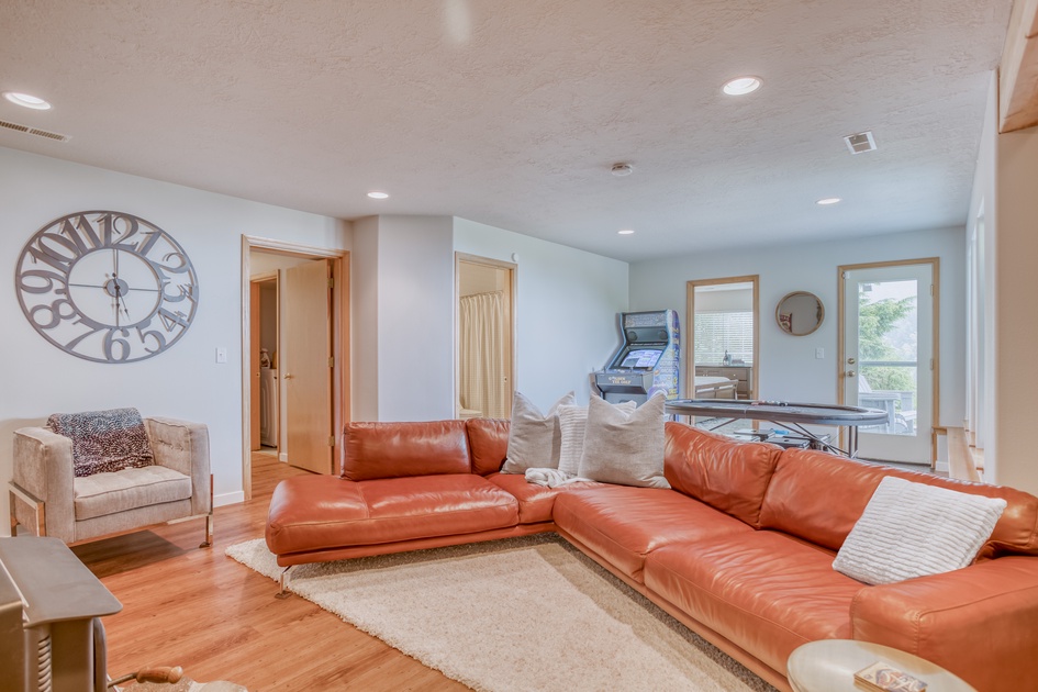 meredithlodging's tweet photo. Spend this Memorial Day at Whalesong Overlook.

This four-bedroom, two-and-a-half-bath cliffside home offers stunning ocean views of Neskowin coastline and Proposal Rock. 

Find your Memorial Day vacation at Whalesong Overlook at https://t.co/UxG9bcJirM https://t.co/RJXfrM7wTj