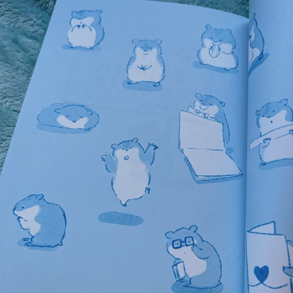 ぼくは学校ハムスター【偕成社】「ハンフリーはともだちがかり」が発売しています。🐹
好奇心たっぷりで少しおっちょこちょい、正義感の強いハンフリーが、先生や生徒一人一人の個性や困りごとを知り、解決にむけてさりげなく手助けします。挿絵約50点と装画描いてます。https://t.co/3JNTb2rVNu 