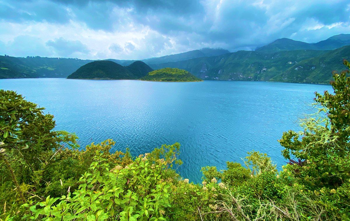 ccorral25's tweet photo. Una de las maravillas que tiene el país es la Laguna de Cuicocha. Caldera volcánica de 200 metros de profundidad, con especies endémicas y magia, propia de nuestro país. Enamórate de Ecuador y recórrelo 🇪🇨 

📷 @ccorral25 

#Ecuador #feriado #turismo #cuicocha @cotacachi_de https://t.co/TtGRA5DSdO