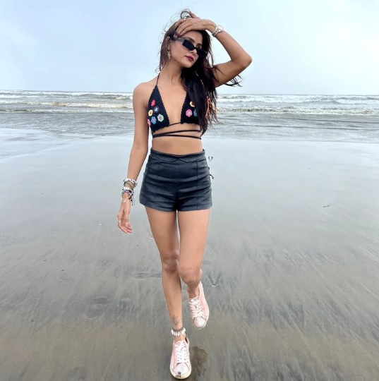 RealKhabriBhai's tweet photo. Beauty on the Beach for Fans she is 24/7 available and for haters she is 24/7 out of reach.

#PriyankaChaharChoudhary #PriyAnkit https://t.co/Ln5qJSMLiG