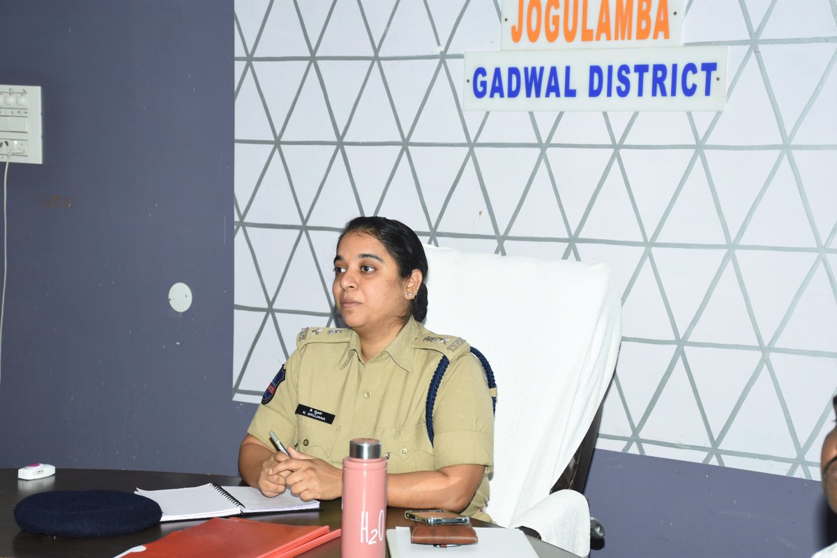 GadwalSp's tweet photo. వ్యవస్థీకృత నేరాలపై ప్రత్యేక దృష్టి సారించడంతో పాటు వాటిని అదుపు చేయడానికి సమర్ధవంతమైన చర్యలు తీసుకోవాలని తెలంగాణ డిజిపి గౌరవ శ్రీ అంజనికుమార్ IPSగారు పోలీసు అధికారులకు సూచించారు.సోమవారం డిజిపి కార్యాలయం నుండి పోలీసు ఉన్నతాధికారులు, తో నేర సమీక్షా సమావేశాన్ని నిర్వహించారు https://t.co/oZSQ5LIi63