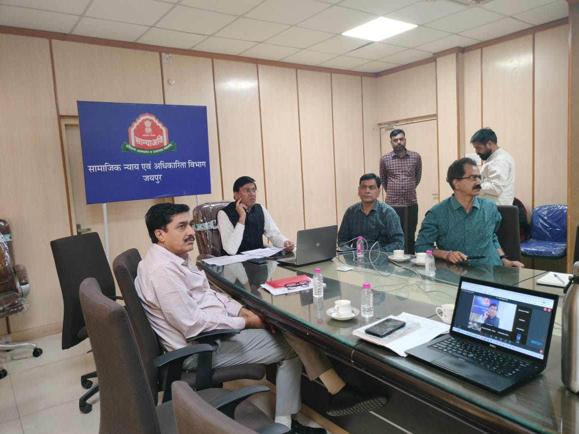 sjedrajasthan's tweet photo. शासन सचिव ���ॉ समित शर्मा द्वारा सोमवार को पेंशनर्स का फेस रिकाग्निशन आधारित वार्षिक भौतिक सत्यापन के लिए लांच किए गए मोबाइल ऐप का UIDAI, भारत सरकार के समक्ष प्रस्तुतिकरण दिया गया।वी सी के माध्यम से लाइव डेमोंस्ट्रेशन को यू आई डी ए आई ने सराहना की। #sjedrajasthan #pension #rajssp https://t.co/pJaXLlTpDm