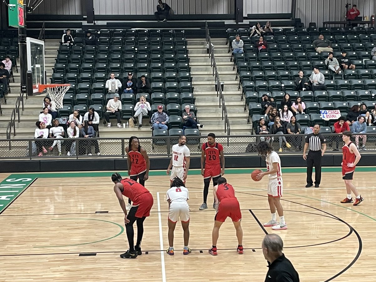 Had a blast watching former Bombers @ThatKiddIzzy5 & @keivonnnn go head to head tonight! Proud of them on and off the court! Once a Bomber… Always a Bomber! #Connected 🏀⛓⚫️🟡