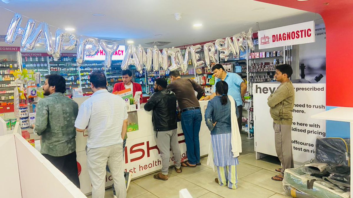taskar_s's tweet photo. It’s midnight 🕛 

But we are insomniac 🥱

Come Experince 24X7 Healthcare under one roof. 

#healthcareforall #taskarmall #roundoclock #pharmacy #clinic #doctor #hospital #midnightrush https://t.co/WVS4oNJf0t