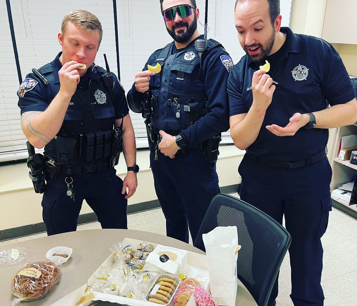 Prospecthtspd's tweet photo. Shout out to @NWCDS for the tasty baked goods!!🍰🍪 Pretty sure day shift won’t get to see any of it 🤷‍♂️. Thank you! #dispatch #snacks #hungry #tasty #bestdispatchersever https://t.co/sNMQUsoOrE