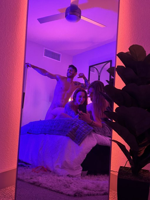 Could not pass up the opportunity to reenact the American Psycho mirror scene with @_SophiaLocke_  and<a href="/tag/beastmode"class="tags"><span>#beastmode</span></a>