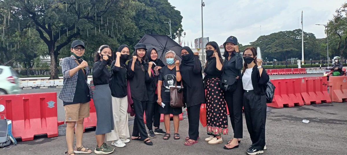 sumarsih11's tweet photo. Smoga pemilu 2024 ada Capres yg berani mnylesaikan Tragedi Semanggi I &amp; Semanggi II di PengadilanHAM ad hoc &amp; yg tdk bohong, misalnya stlh jadi Presiden tdk mngangkat tduga pelanggar HAMberat menjadi menteri.
@dipanggilwawan korban Semanggi I -13 November '98 https://t.co/ECHG9IxP88