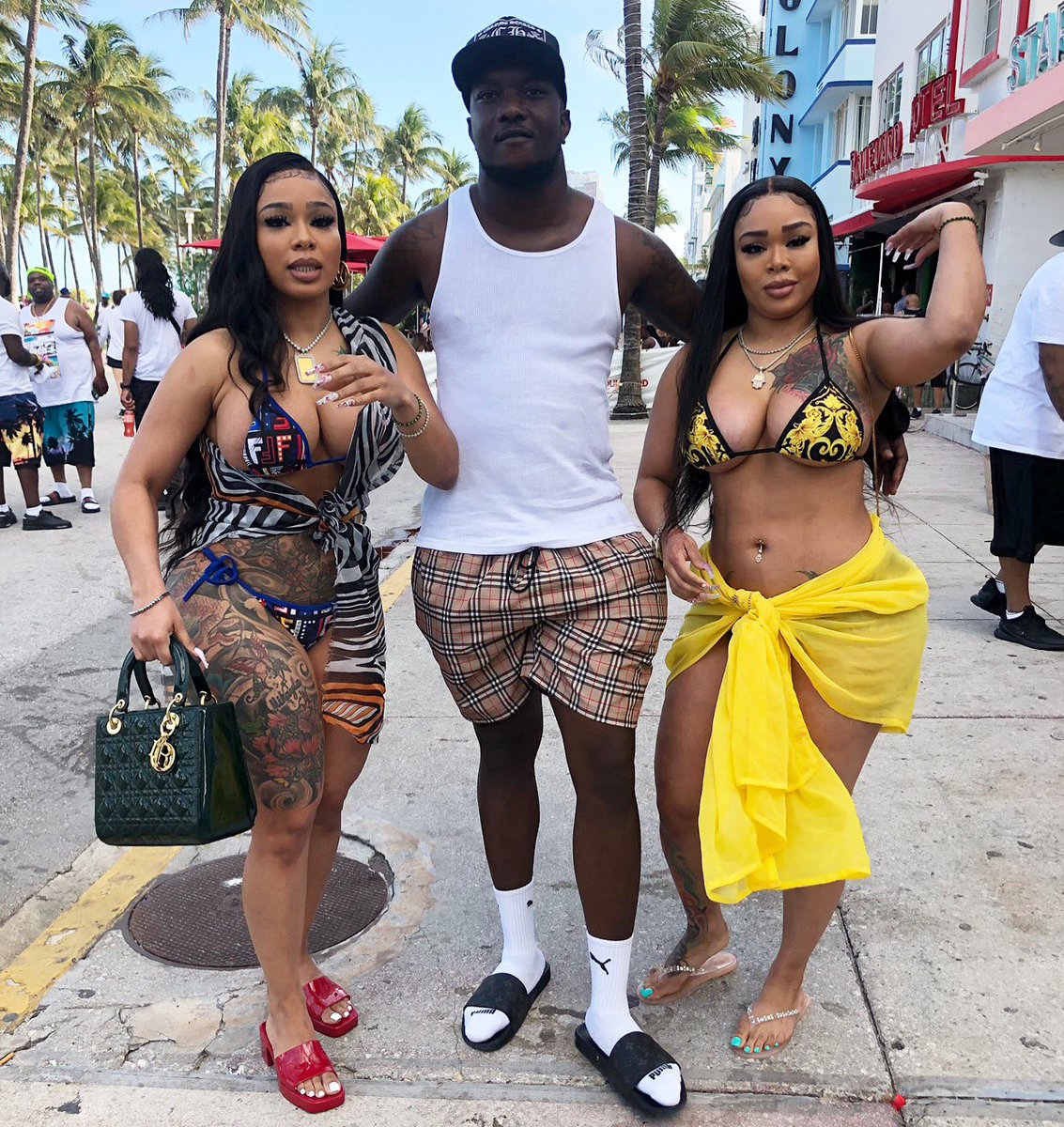 Eljiggavel103's tweet photo. Dose Of The Twins 🔥😍 This Was Like Two Years Ago Sheesh Yeah I Gotta See Em Again #PlayHeavy #PlaySafely #OnlyFans #Doubledosetwins #Miami #305 #Twins #twinsisters #two #TwoGirls #viral https://t.co/2kNvNNOhL7