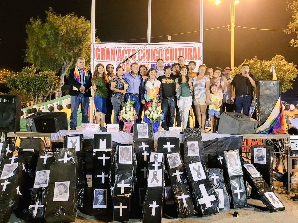 CapchiEvelyn's tweet image. Gran Evento Cultural de Huaycán Lima Este, Seguimos #resistiendo #Organizando #luchando mientras el ejecutivo y el legislativo dan la espalda al pueblo. 
La caída del gobierno es inminente, solo es cuestión de tiempo. 
El pueblo ya lo sabe sin luchas no hay victorias.
#fueraDina