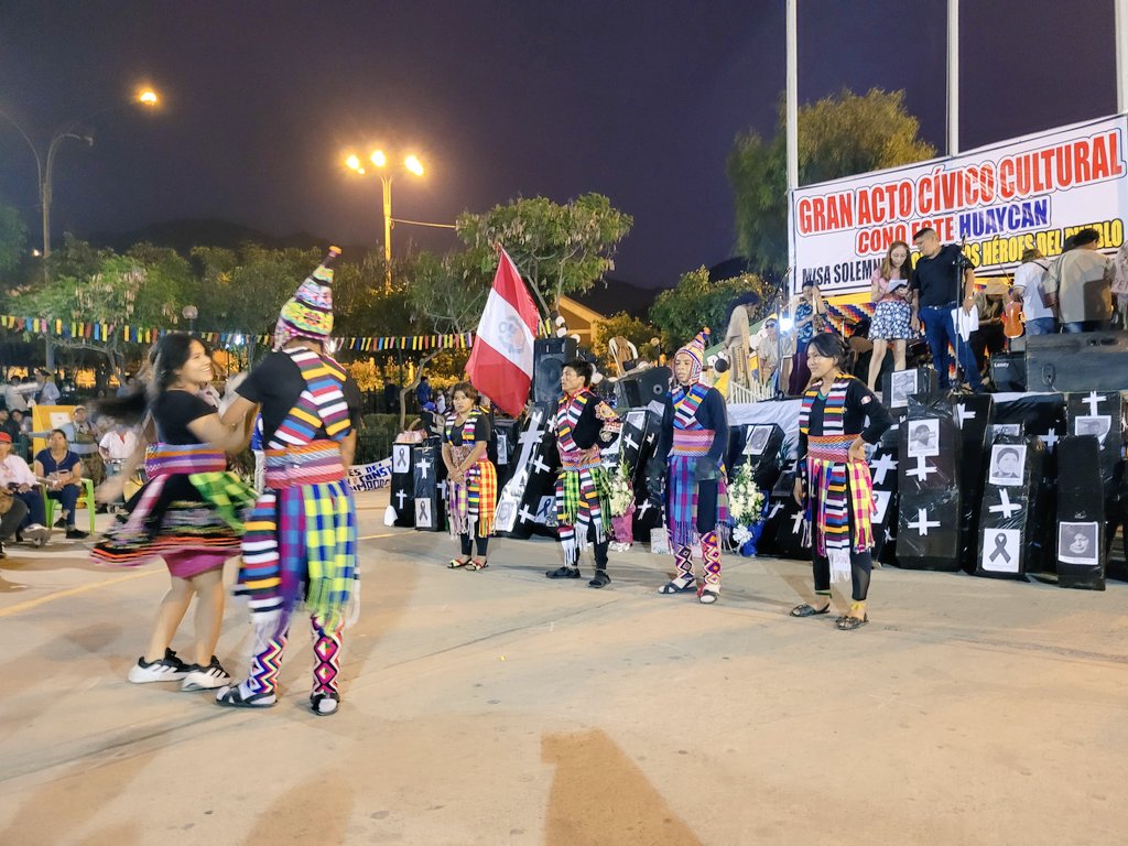 CapchiEvelyn's tweet image. Gran Evento Cultural de Huaycán Lima Este, Seguimos #resistiendo #Organizando #luchando mientras el ejecutivo y el legislativo dan la espalda al pueblo. 
La caída del gobierno es inminente, solo es cuestión de tiempo. 
El pueblo ya lo sabe sin luchas no hay victorias.
#fueraDina