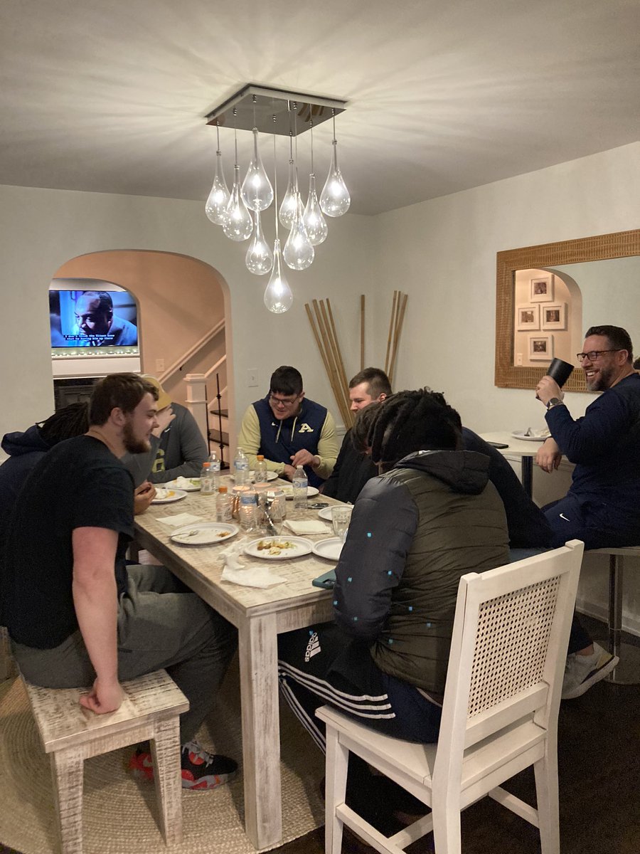 Coach_J_Rod's tweet photo. Great 🌮 night  &amp; fellowship with some of the #BIGS 
Tons of laughs &amp; zero leftovers 😋 #LargeMammals 
#ZipEmUp🤐🔵🦘 https://t.co/8FopR1ud2k