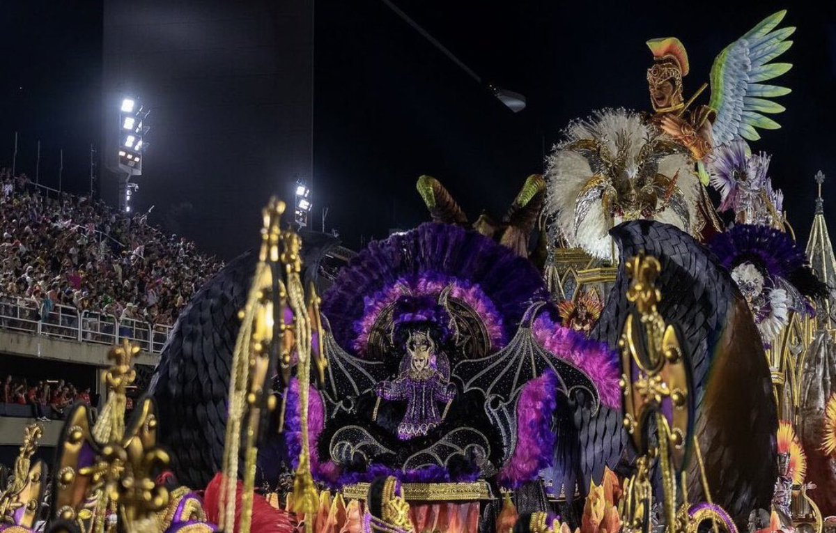 Acomet_'s tweet photo. @choquei Adorar demôni0?? Cara, era só procurar pelo menos o enredo. O nome desse carro era a luta do bem contra o mal e acima desse demôni0 tinha um arcanjo miguel bem grande simbolizando que o bem venceu. Pq só postaram o demônio também? 

Mas a vontade de biscoitar é maior… https://t.co/BymNyNM6ZO