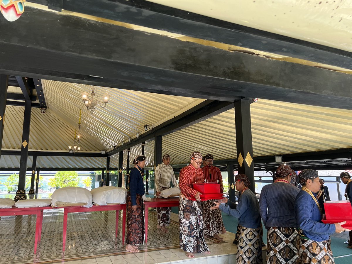 kratonjogja's tweet photo. Upacara Labuhan dimulai dengan pemberangkatan ubarampe oleh Mantu Dalem, yakni KPH Wironegoro, KPH Purbodiningrat, KPH Notonegoro dan KPH Yudanegara di Bangsal Srimanganti
#KratonJogja
#Labuhan https://t.co/FkXZX1XmAc