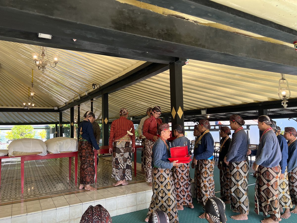 kratonjogja's tweet photo. Upacara Labuhan dimulai dengan pemberangkatan ubarampe oleh Mantu Dalem, yakni KPH Wironegoro, KPH Purbodiningrat, KPH Notonegoro dan KPH Yudanegara di Bangsal Srimanganti
#KratonJogja
#Labuhan https://t.co/FkXZX1XmAc
