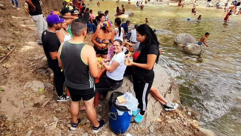 juancarlospsuv's tweet photo. #20Feb || Continuamos recibiendo a nuestro pueblo y temporadistas este lunes de carnaval en los balnearios de Pie de Cerro.

Estuvieron habilitados Quebrada de Apa y Los Ideales, donde cientos de personas disfrutaron del río, 

#FestivalDeCarnavales2023 https://t.co/V15lqlyYLv