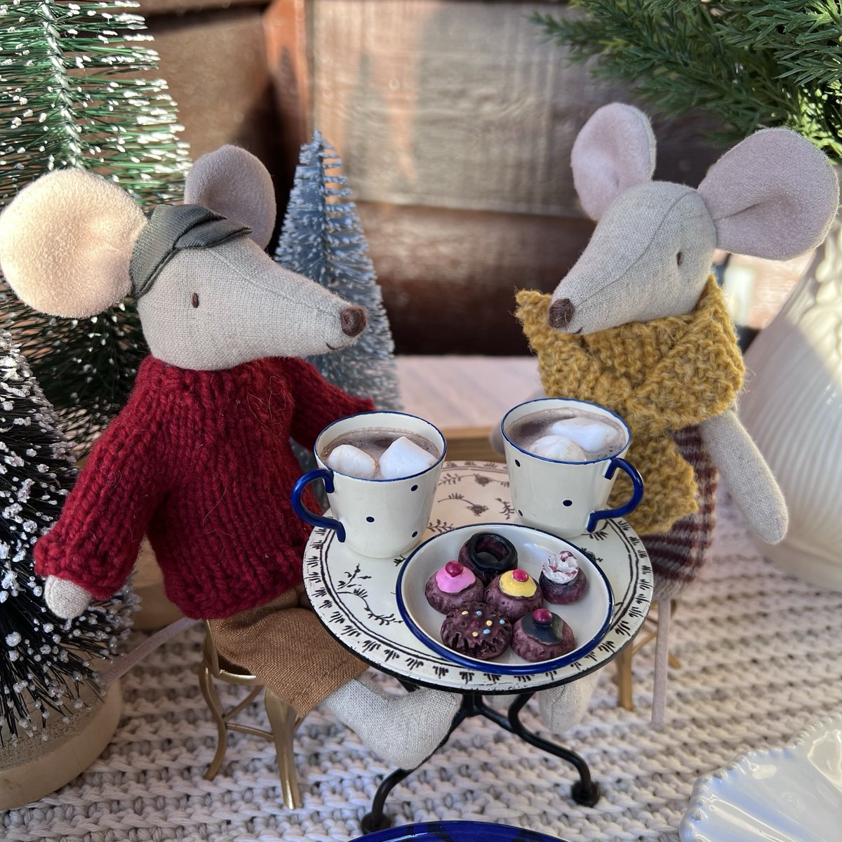aknorsk's tweet photo. No moose today, but the Winter Hygge Deck is open again! Enjoying a little hot cocoa with Herr og Fru Mus.
#14daysoffriluftsliv #14dagerfriluftsliv #sonsofnorway #friluftslivak #dayseven #winterdeck #maileg #maileginalaska https://t.co/LZ4U4BLf4u