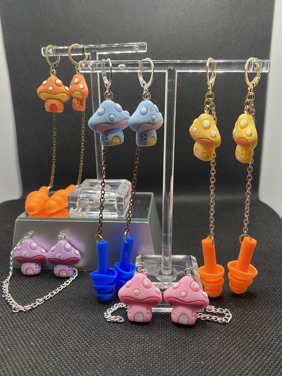 yemmellem's tweet photo. hai guys 🫶🏼 so I launched a little side bizzle on IG promoting taking care of yo HEARING with some cute lil EARRINGGs. The @ is @plug.it.inn on Instagram. Please shoot me a follow, retweet, let me know if you see anything you like 🤍 https://t.co/lODAy8rAcT