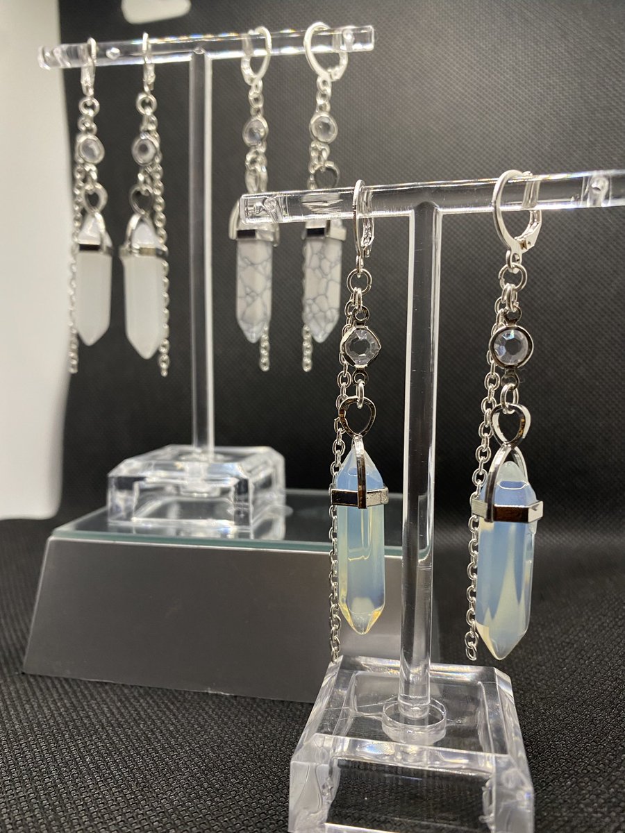 yemmellem's tweet photo. hai guys 🫶🏼 so I launched a little side bizzle on IG promoting taking care of yo HEARING with some cute lil EARRINGGs. The @ is @plug.it.inn on Instagram. Please shoot me a follow, retweet, let me know if you see anything you like 🤍 https://t.co/lODAy8rAcT