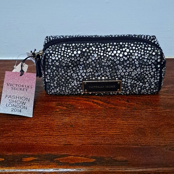 JCWaellner's tweet photo. So good I had to share! Check out all the items I'm loving on @Poshmarkapp #poshmark #fashion #style #shopmycloset #victoriassecret #bordello #juicycouture: https://t.co/kR7ofTIMbm https://t.co/1olcO3ez4t