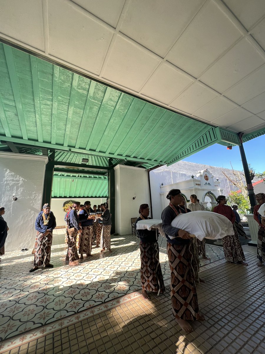 kratonjogja's tweet photo. Tepat pukul 08.00 ubarampe labuhan diberangkatkan untuk menuju tiga titik yakni Parangkusuma, Merapi dan Lawu
#KratonJogja
#Labuhan https://t.co/8c3JK01llG