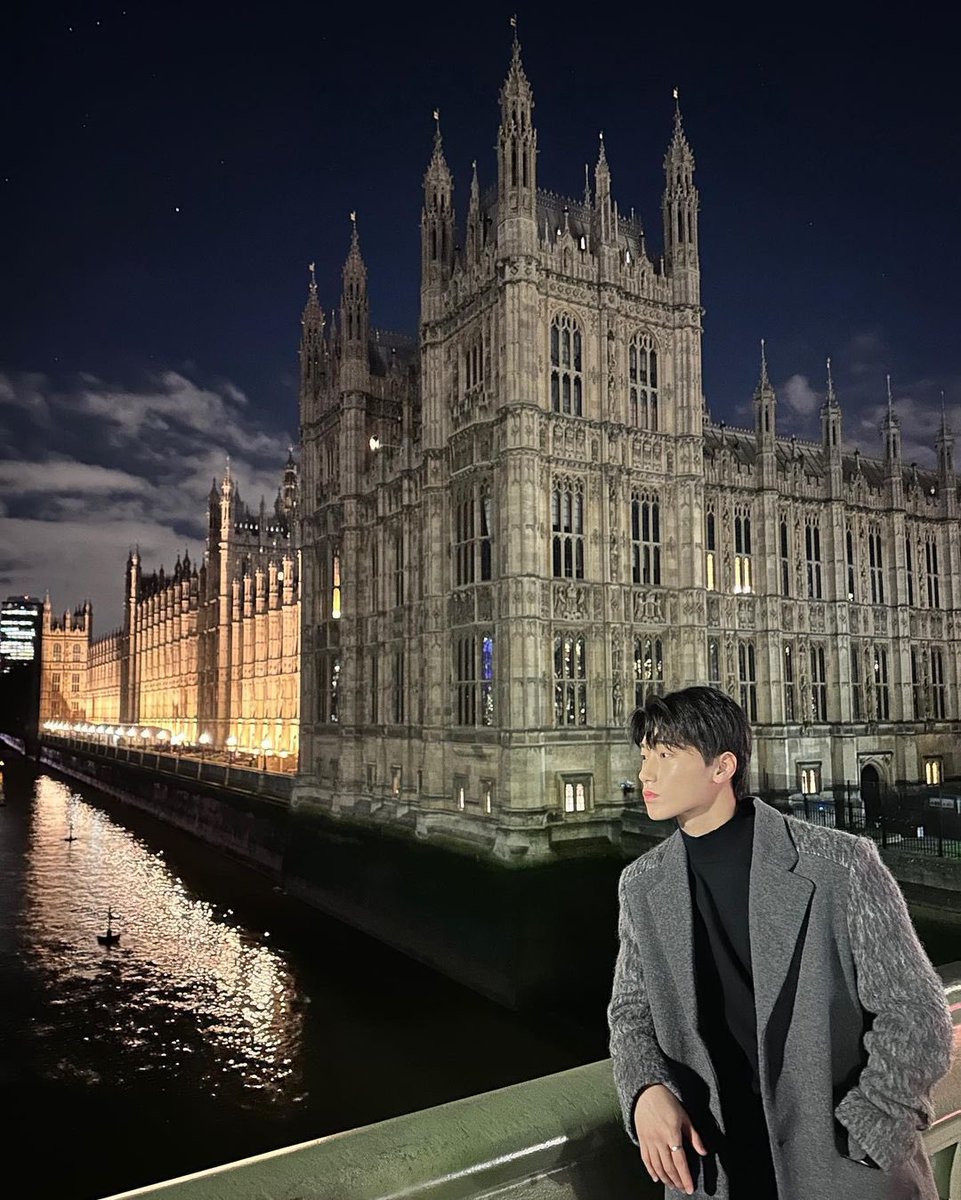 9_13kg's tweet photo. one step into london and he's using thou https://t.co/3MmOsJqARY