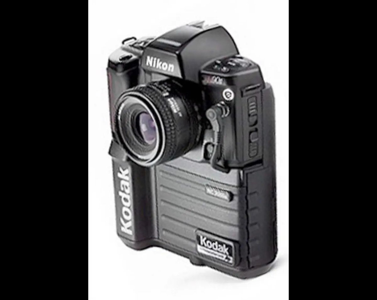 Foto ini kujepretkan pukul 01.30, lewat tengah malam 4 Oktober 1999, dan masih bisa tercetak di Headline Kompas 4 Oktober itu juga...ini pakai kamera digital pertama Kompas yang harganya 16.000 USD walau cuma 1 Megapiksel...