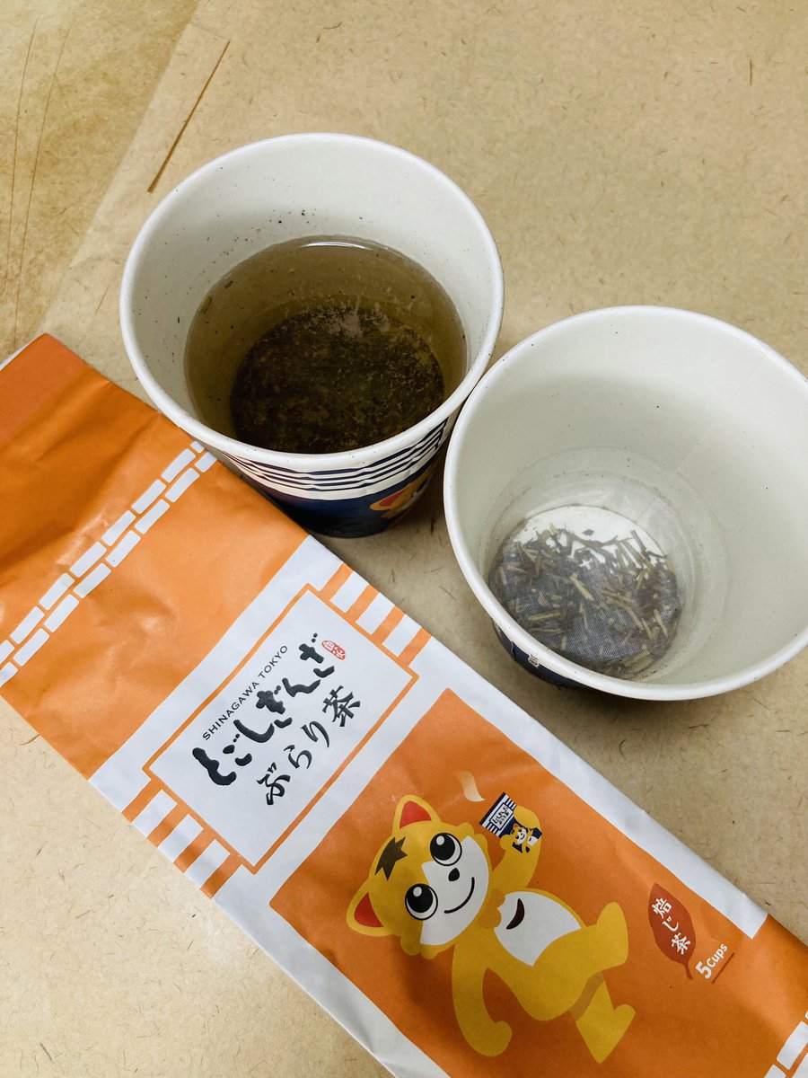 oishi_ocha88's tweet photo. 今朝は、お湯を注ぐだけの #LeafTeaCup リーフティーカップで朝のお茶しました✨ 戸越銀座さんのオリジナルカップでほうじ茶を♬
コレ、会議や会合の時に便利なんですよねー♪
ペットボトルより美味しくて、茶碗も洗わなくてもいいから😆
しかも、2回くらいお湯を注いで飲めます💕 https://t.co/fC5fkP0WHS