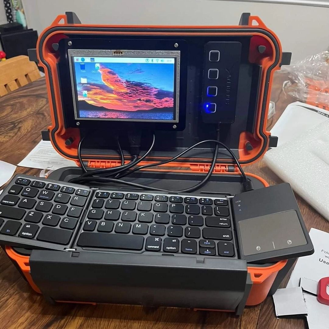 dfrobotcn's tweet photo. Raspberry Pi Cyberdeck with folding keyboard. @dudemanbro35 Instagram https://t.co/m3dsa9oHZc