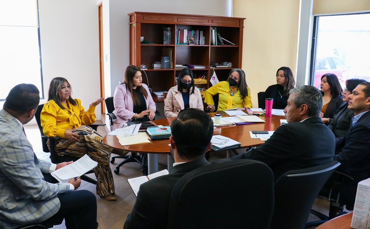 Infoem's tweet photo. La Comisionada @GuadalupeRmrz sostuvo una reunión de trabajo con quienes encabezan las áreas administrativas del #Infoem, a fin de definir las acciones para acompañar a los ayuntamientos que participan en la implementación del #ModeloRegional de Transparencia Municipal. https://t.co/HVSClDxfuP