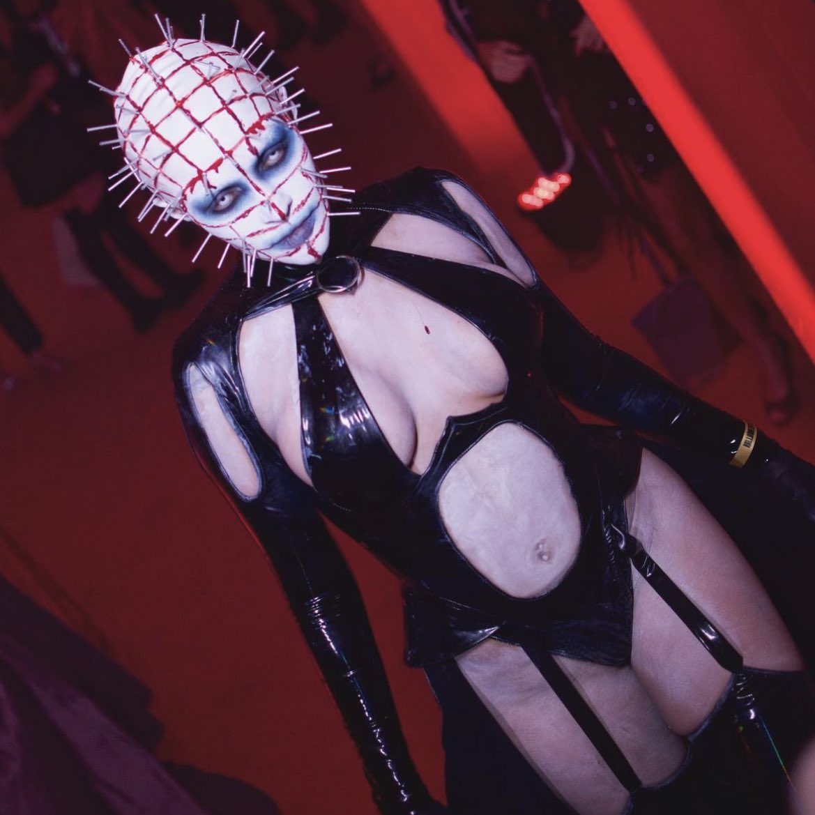 choquei's tweet photo. 🚨GRAVE: Após criticar por a Salgueiro por “adorar o demônio” no carnaval da Sapucaí, internautas resgatam fotos da Flay fantasiada de ‘Hellraiser - Renascido do Inferno’ no halloween do ano passado. https://t.co/tKvqB8rbiQ