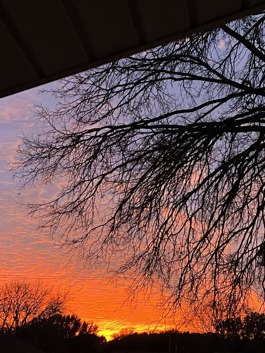Hondo1981's tweet photo. Perfect sunset #dfwsunset #wfaa #nofilter https://t.co/t2F4QFFppF
