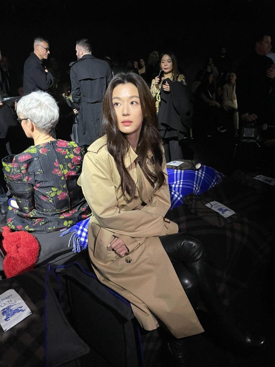 gianna_useless's tweet photo. 버버리 패션쇼 전지현 https://t.co/neQfDJIsWB