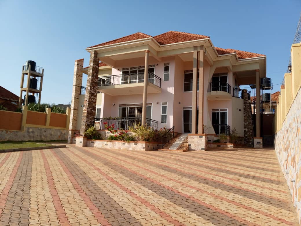 shukranproperty's tweet photo. Brand New Flat house for sale located at bwebajja estate Entebbe road.
📌FIVE (5) bedrooms five bathrooms sitting and dining room kitchen two(2)boy's quarters.
📌seated on #30decimals private Mailo land title.
📌Asking price is 1.3b shillings negatieble.
Call 0706592177 https://t.co/mpruEa9Qlb