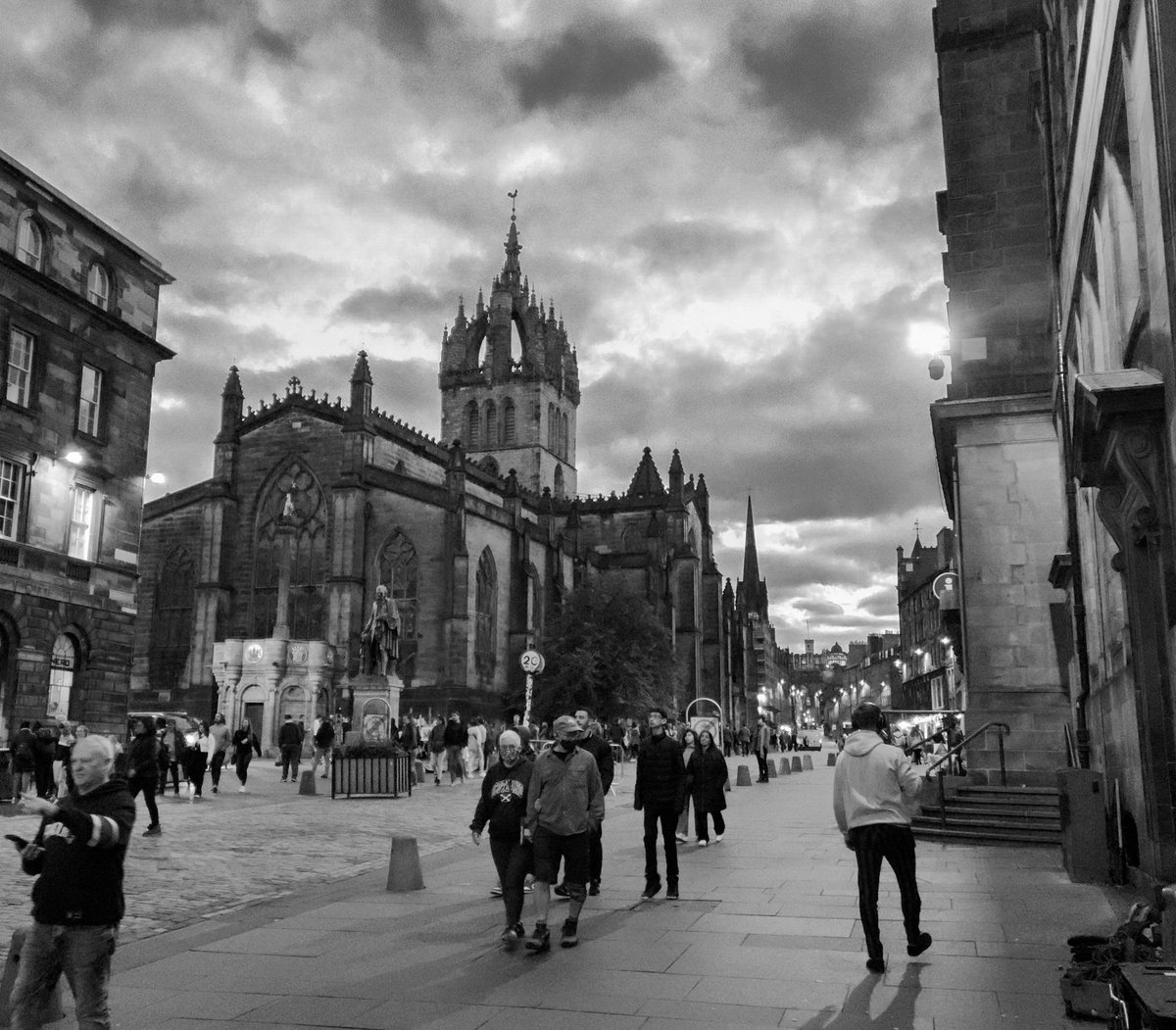 The Royal Mile near St. Giles' Cathedral in Edinburgh, Scotland.

#photography #blackandwhite #blackandwhitephotography #edinburgh #scotland #street #streetphotography #ThePhotoHour #sonyrx100vii #kfiferphotography