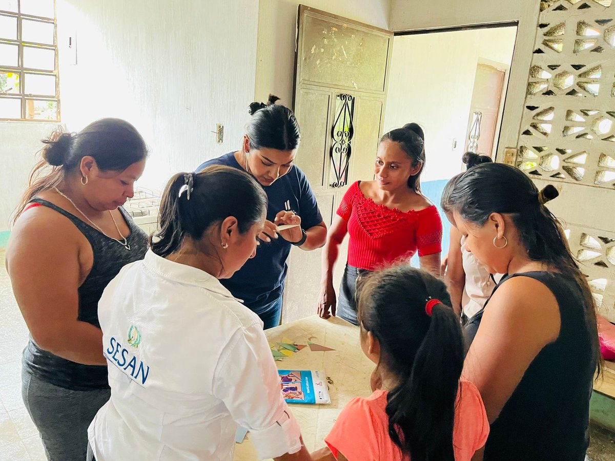 SESAN_Suchi's tweet photo. #COMUSAN de Mazatenango realizó taller de capacitación a madres de niños menores de 5 años en coordinación con #COCOSAN de Aldea El Progreso, sobre Alimentación Saludable y se reforzó con juegos lúdicos de la mochila azul.# GCNN https://t.co/f3BBkwXfyX