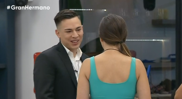 ElLauchaOkey's tweet photo. - ¿No te reconocí cuando entrarste... estas MAS GORDO NO Fabi?
- Sí! Ya pude recuperar el peso

HERMOSO como lo recibe al sobrino Romina ajjajaja #GranHermano https://t.co/rzdxDsZOa9