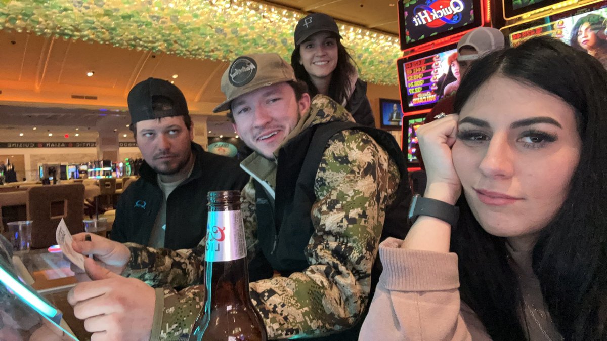 kayleechometaa's tweet photo. pov your best friends and you decide to take a spontaneous road trip to the boats at 12am last night. https://t.co/FVWYeCGTZZ