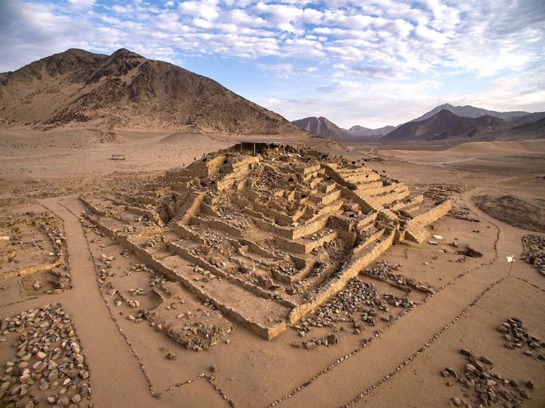 RDistopica's tweet photo. Olvido
#Caral, construida hace 5000 años en el norte de Perú. Es la #ciudad más antigua del continente americano. Sus #pirámides destacan entre los edificios. Tenía una sociedad "muy avanzada" tecnológica, social y políticamente.
¿Fue la primer #civilización #humana?
f NG https://t.co/TVGdIwceb5
