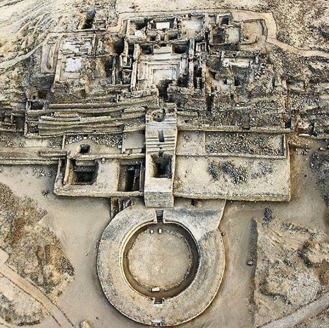 RDistopica's tweet photo. Olvido
#Caral, construida hace 5000 años en el norte de Perú. Es la #ciudad más antigua del continente americano. Sus #pirámides destacan entre los edificios. Tenía una sociedad "muy avanzada" tecnológica, social y políticamente.
¿Fue la primer #civilización #humana?
f NG https://t.co/TVGdIwceb5