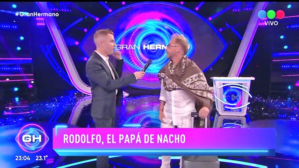 Giuli1422's tweet photo. Rodolfo que te has puesto?una bufanda? #granhermano #GH #GranHermamo #GranHermanoArgentina https://t.co/Sn9zZqOJv4