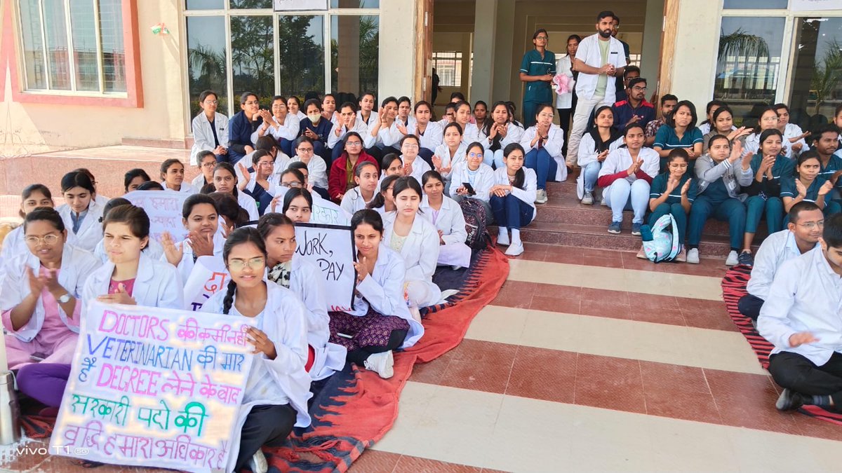 its_mohit_'s tweet photo. जिनको अस्पताल पर होना था वो सड़क पर हैं,
Strike - Day 12
Sir @ChouhanShivraj जी
#increaseMpVetStipend
@drnarottammisra 
@JagdishDevdaBJP 
@rshuklabjp 
@SonuSood 
@presidentVCI https://t.co/8MvXOcwHaw