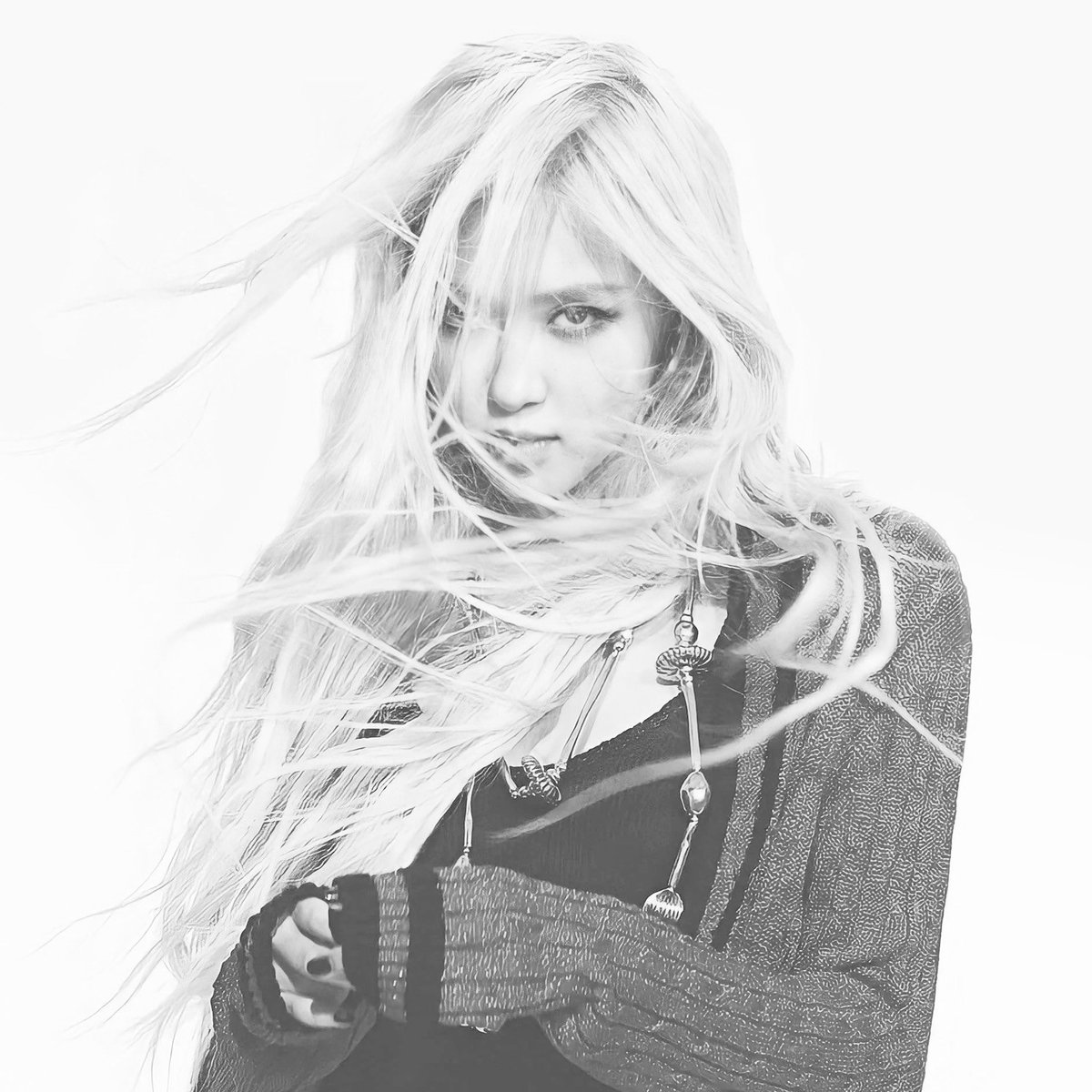 ͏ ͏ ͏   ╭❥    : she is happy right