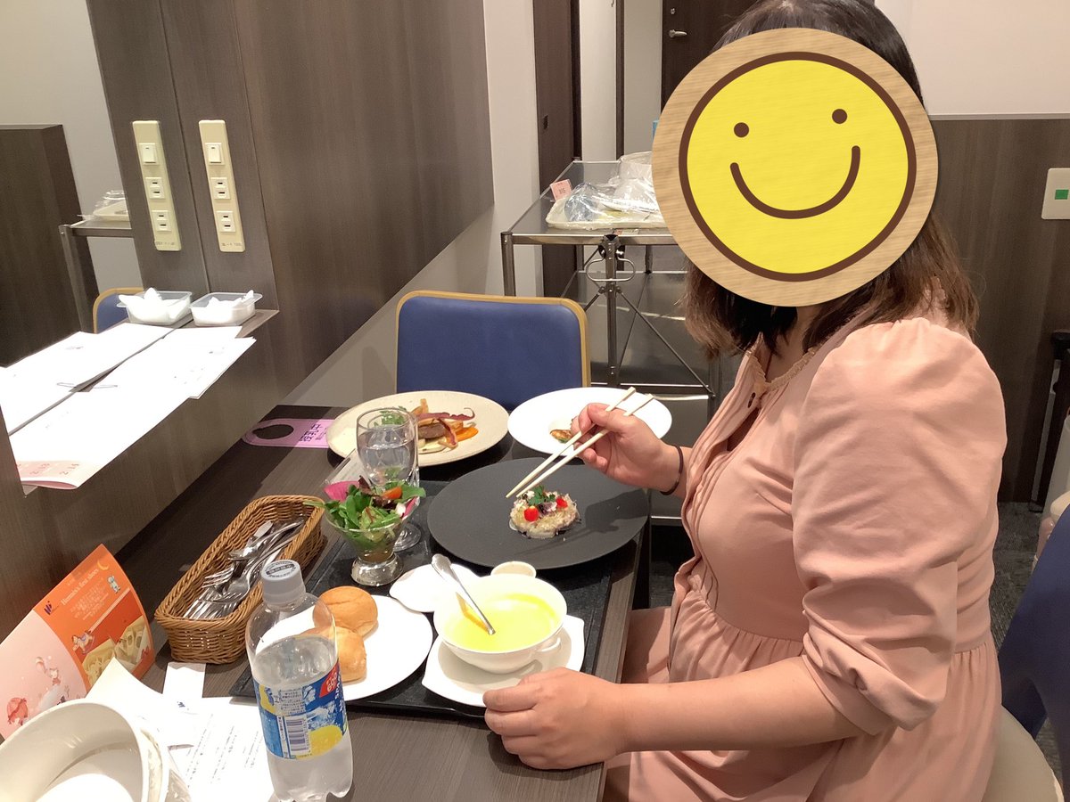 misaoladies's tweet photo. こんにちは。

岐阜市、晴れです☀️

お祝いディナーの様子を撮らせていただきました。

3/14より、パパや上のお子様とご一緒にお召し上がりいただけるAnniversaryディナーを開始します☺️

＃企業公式が毎朝地元の天気を言い合う #岐阜 #産婦人科 #病院 #ディナー #おめでとうございます #お祝い #ママ https://t.co/0QFtzHdS2V