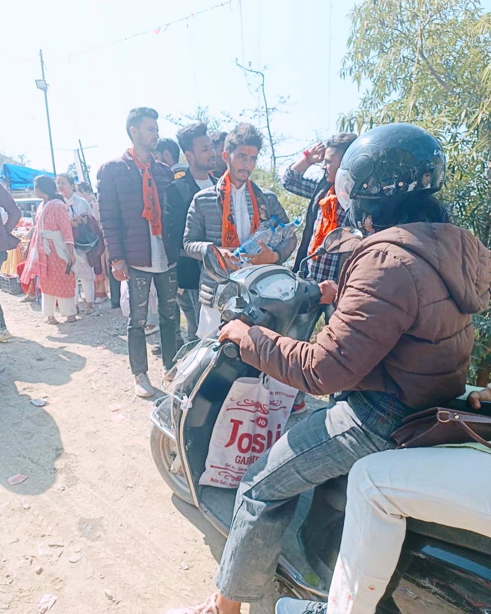 students4seva's tweet photo. सेवार्थ विद्यार्थी, उत्तरांचल प्रांत के हल्द्वानी नगर  द्वारा महाशिवरात्रि के पावन पर्व पर जलपान की सेवा की गई।

#Mahashivratari #StudentsForSeva https://t.co/YEqQe3pZg4