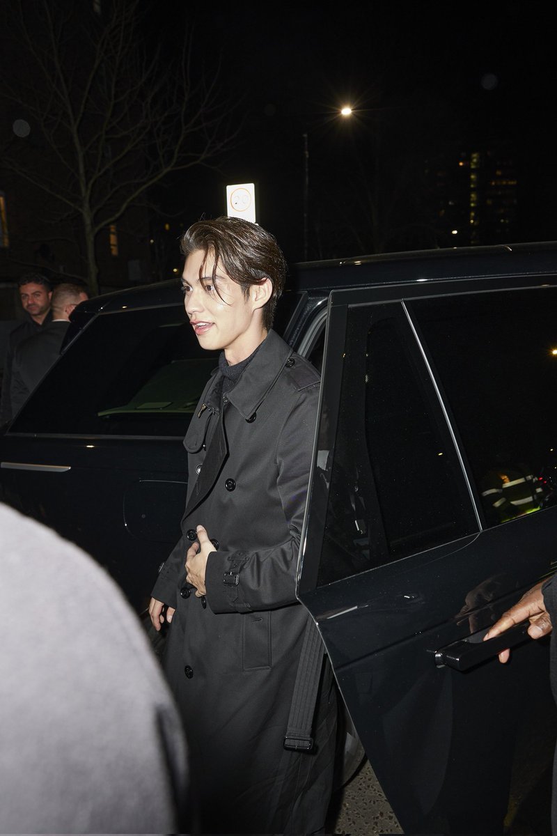 Popbela_com's tweet photo. Fine as always, @bbrightvc looks elegant in all black at the @Burberry Autumn/Winter 2023 fashion show✨

#BurberryAW23
#BurberryAW23xBright
#BurberryxBright https://t.co/cTYwLmXLDJ