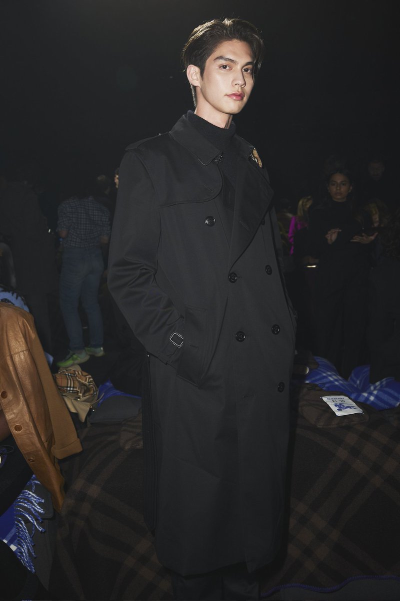 Popbela_com's tweet photo. Fine as always, @bbrightvc looks elegant in all black at the @Burberry Autumn/Winter 2023 fashion show✨

#BurberryAW23
#BurberryAW23xBright
#BurberryxBright https://t.co/cTYwLmXLDJ
