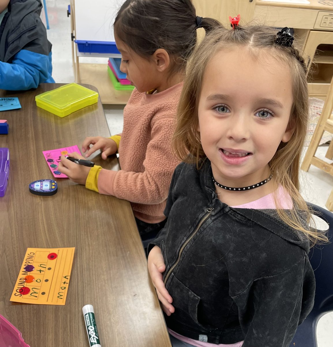 KaylaWestling's tweet photo. My little sound mappers have been hard at work!! They’re doing amazing. 🫶🏼 @NISDTomlinson @NISD_ECE @nisdelemelar #Kindergarten #Phonics #SoR https://t.co/S6QXxXiLds